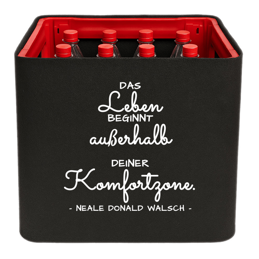 Schwarze KistenBlende mit weißem Spruch „Das Leben beginnt außerhalb deiner Komfortzone. — Neale Donald Walsch“ – Limonade.
