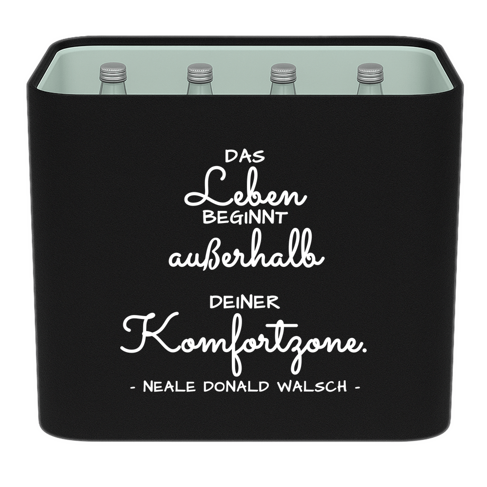 Schwarze KistenBlende mit weißem Spruch „Das Leben beginnt außerhalb deiner Komfortzone. — Neale Donald Walsch“ – Wasser Glas.