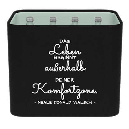 Schwarze KistenBlende mit weißem Spruch „Das Leben beginnt außerhalb deiner Komfortzone. — Neale Donald Walsch“ – Wasser Glas.