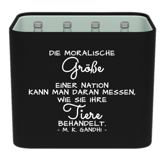 KistenBlende mit dem Spruch „Die moralische Größe einer Nation kann man daran messen, wie sie ihre Tiere behandelt.“ – Wasserkiste 12 × 0,75 l Glas