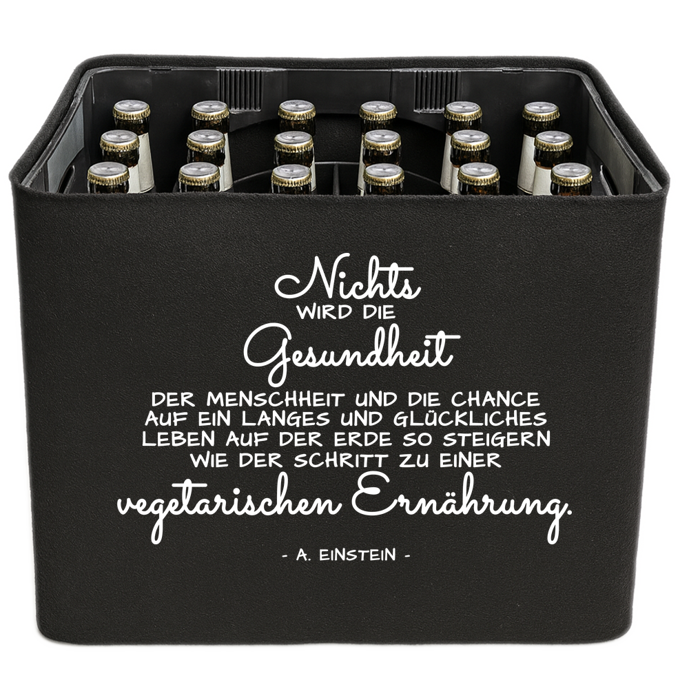 KistenBlende mit dem Spruch „Nichts wird die Gesundheit der Menschheit und die Chance auf ein langes und glückliches Leben auf der Erde so steigern wie der Schritt zu einer vegetarischen Ernährung.“ – Bierkasten 24 × 0,33 l und 20 × 0,5 l