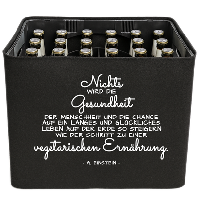 KistenBlende mit dem Spruch „Nichts wird die Gesundheit der Menschheit und die Chance auf ein langes und glückliches Leben auf der Erde so steigern wie der Schritt zu einer vegetarischen Ernährung.“ – Bierkasten 24 × 0,33 l und 20 × 0,5 l