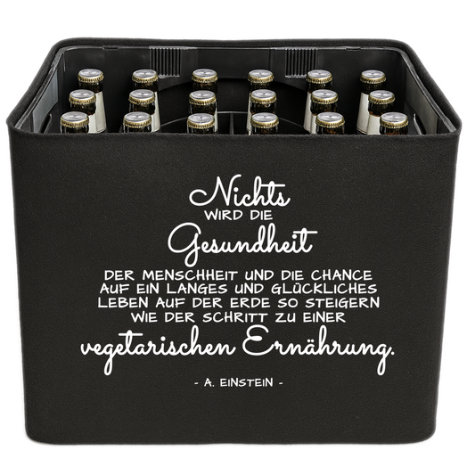 KistenBlende mit dem Spruch „Nichts wird die Gesundheit der Menschheit und die Chance auf ein langes und glückliches Leben auf der Erde so steigern wie der Schritt zu einer vegetarischen Ernährung.“ – Bierkasten 24 × 0,33 l und 20 × 0,5 l