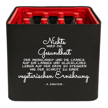 KistenBlende mit dem Spruch „Nichts wird die Gesundheit der Menschheit und die Chance auf ein langes und glückliches Leben auf der Erde so steigern wie der Schritt zu einer vegetarischen Ernährung.“ – Limonadenkiste 12 × 1 l PET