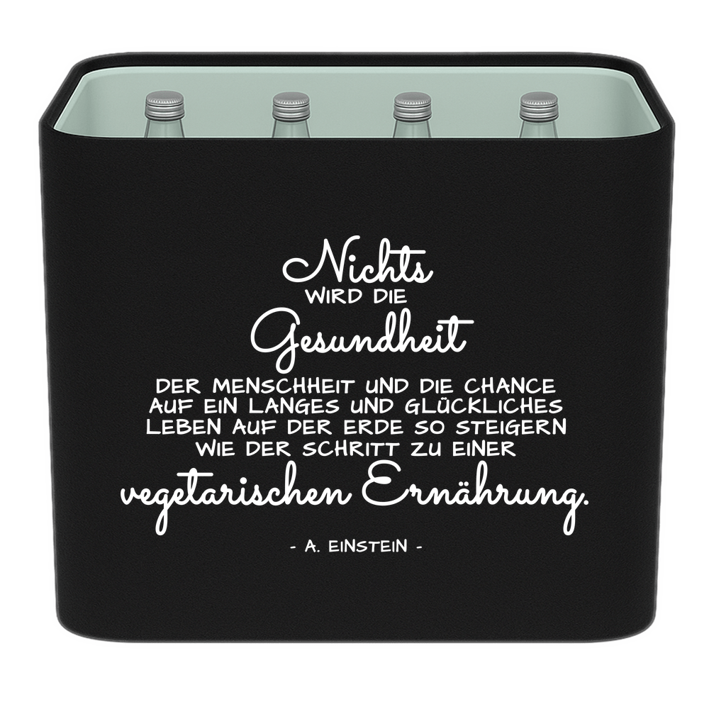 KistenBlende mit dem Spruch „Nichts wird die Gesundheit der Menschheit und die Chance auf ein langes und glückliches Leben auf der Erde so steigern wie der Schritt zu einer vegetarischen Ernährung.“ – Wasserkiste 12 × 0,75 l Glas