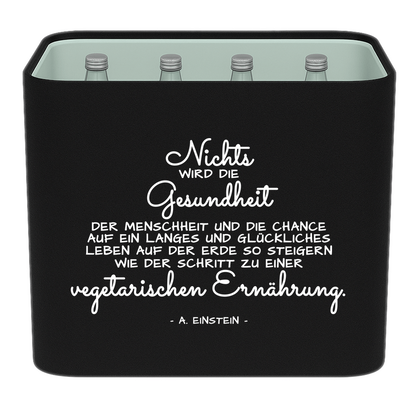 KistenBlende mit dem Spruch „Nichts wird die Gesundheit der Menschheit und die Chance auf ein langes und glückliches Leben auf der Erde so steigern wie der Schritt zu einer vegetarischen Ernährung.“ – Wasserkiste 12 × 0,75 l Glas