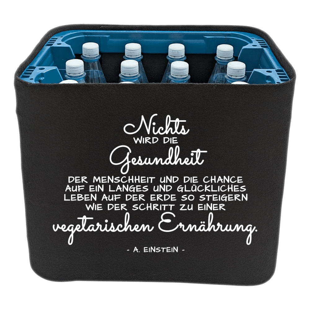 KistenBlende mit dem Spruch „Nichts wird die Gesundheit der Menschheit und die Chance auf ein langes und glückliches Leben auf der Erde so steigern wie der Schritt zu einer vegetarischen Ernährung.“ – Wasserkiste 12 × 1 l PET