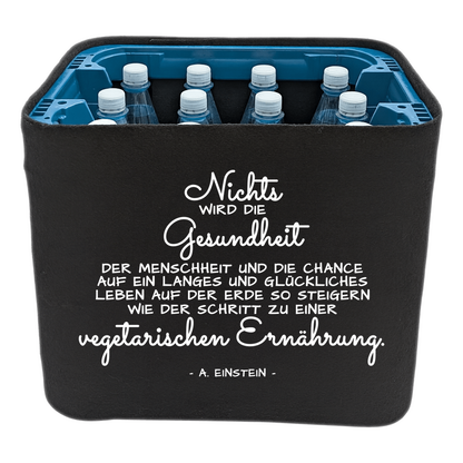 KistenBlende mit dem Spruch „Nichts wird die Gesundheit der Menschheit und die Chance auf ein langes und glückliches Leben auf der Erde so steigern wie der Schritt zu einer vegetarischen Ernährung.“ – Wasserkiste 12 × 1 l PET
