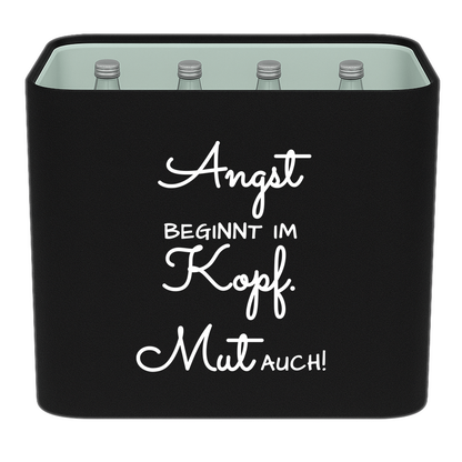 KistenBlende mit dem Spruch „Angst beginnt im Kopf. Mut auch!“ – Wasserkiste 12 × 0,75 l Glas