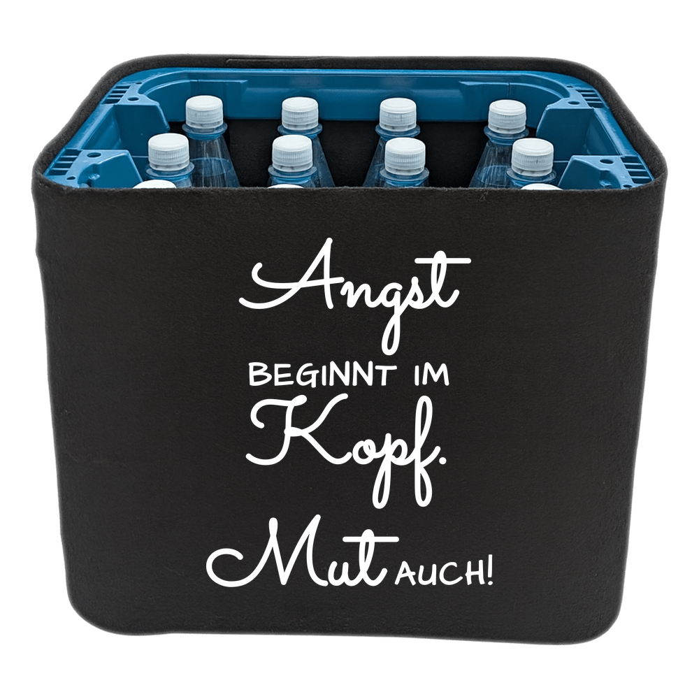 KistenBlende mit dem Spruch „Angst beginnt im Kopf. Mut auch!“ – Wasserkiste 12 × 1 l PET