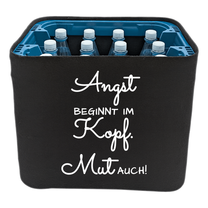 KistenBlende mit dem Spruch „Angst beginnt im Kopf. Mut auch!“ – Wasserkiste 12 × 1 l PET