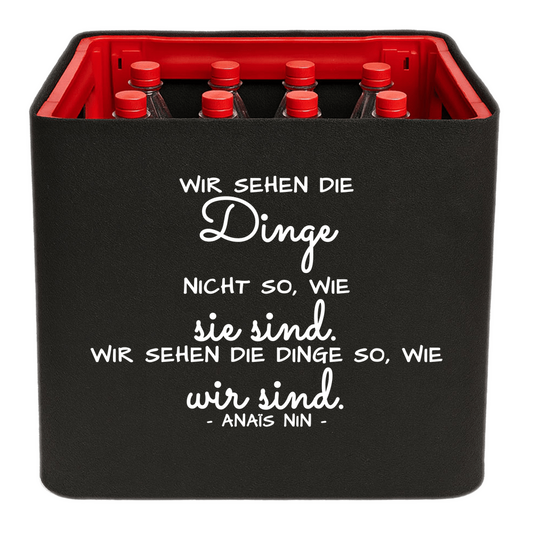KistenBlende mit dem Spruch „Wir sehen die Dinge nicht so, wie sie sind. Wir sehen die Dinge so, wie wir sind.“ – Limonadenkiste 12 × 1 l PET