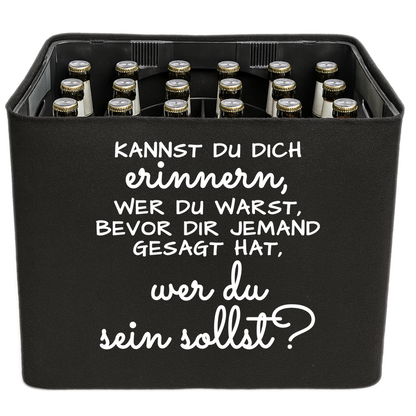 KistenBlende mit dem Spruch „Kannst du dich erinnern, wer du warst, bevor dir jemand gesagt hat, wer du sein sollst?“ – Bierkasten 24 × 0,33 l und 20 × 0,5 l