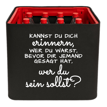 KistenBlende mit dem Spruch „Kannst du dich erinnern, wer du warst, bevor dir jemand gesagt hat, wer du sein sollst?“ – Limonadenkiste 12 × 1 l PET