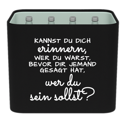KistenBlende mit dem Spruch „Kannst du dich erinnern, wer du warst, bevor dir jemand gesagt hat, wer du sein sollst?“ – Wasserkiste 12 × 0,75 l Glas