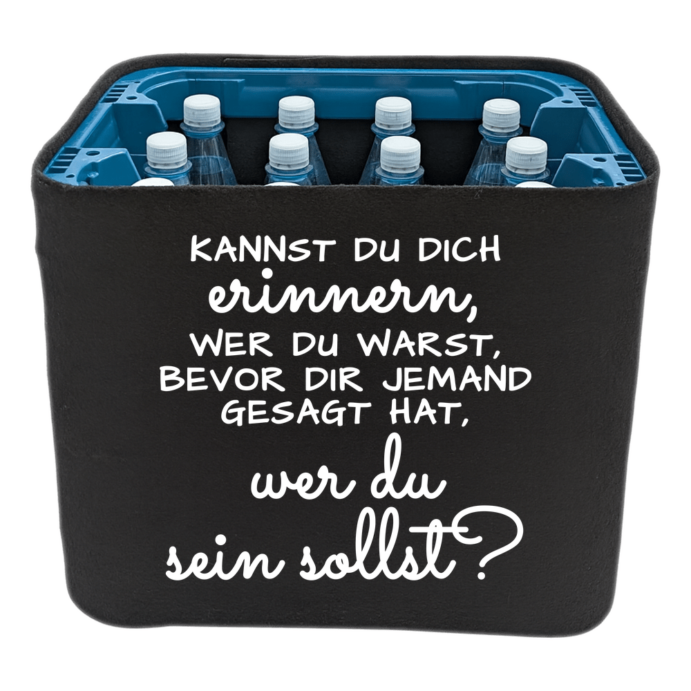 KistenBlende mit dem Spruch „Kannst du dich erinnern, wer du warst, bevor dir jemand gesagt hat, wer du sein sollst?“ – Wasserkiste 12 × 1 l PET