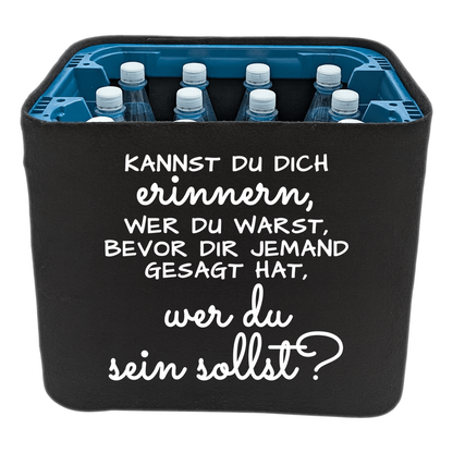 KistenBlende mit dem Spruch „Kannst du dich erinnern, wer du warst, bevor dir jemand gesagt hat, wer du sein sollst?“ – Wasserkiste 12 × 1 l PET