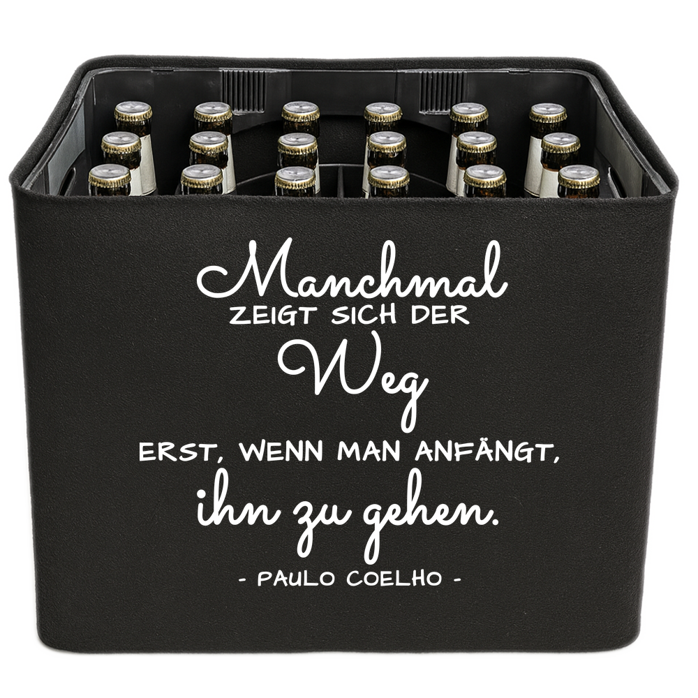 KistenBlende mit dem Spruch „Manchmal zeigt sich der Weg erst, wenn man anfängt, ihn zu gehen.“ – Bierkasten 24 × 0,33 l und 20 × 0,5 l