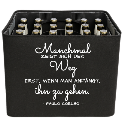 KistenBlende mit dem Spruch „Manchmal zeigt sich der Weg erst, wenn man anfängt, ihn zu gehen.“ – Bierkasten 24 × 0,33 l und 20 × 0,5 l