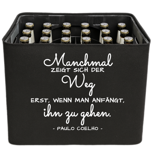 KistenBlende mit dem Spruch „Manchmal zeigt sich der Weg erst, wenn man anfängt, ihn zu gehen.“ – Bierkasten 24 × 0,33 l und 20 × 0,5 l