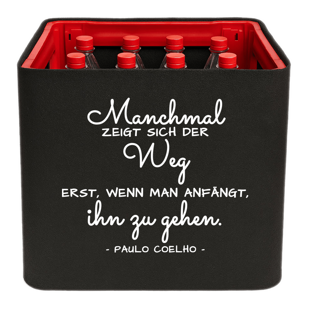 KistenBlende mit dem Spruch „Manchmal zeigt sich der Weg erst, wenn man anfängt, ihn zu gehen.“ – Limonadenkiste 12 × 1 l PET