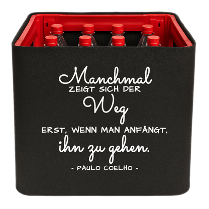 KistenBlende mit dem Spruch „Manchmal zeigt sich der Weg erst, wenn man anfängt, ihn zu gehen.“ – Limonadenkiste 12 × 1 l PET