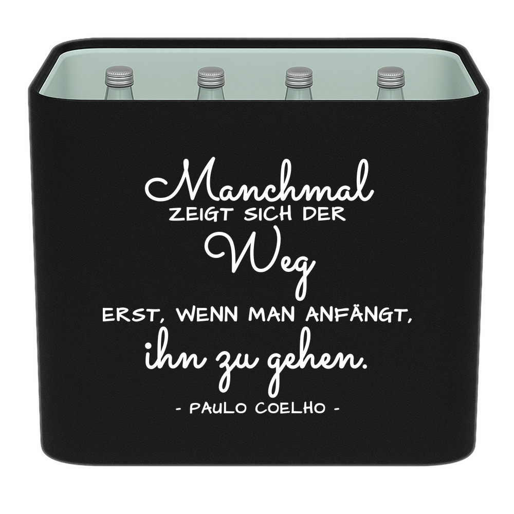 KistenBlende mit dem Spruch „Manchmal zeigt sich der Weg erst, wenn man anfängt, ihn zu gehen.“ – Wasserkiste 12 × 0,75 l Glas