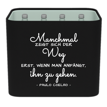 KistenBlende mit dem Spruch „Manchmal zeigt sich der Weg erst, wenn man anfängt, ihn zu gehen.“ – Wasserkiste 12 × 0,75 l Glas