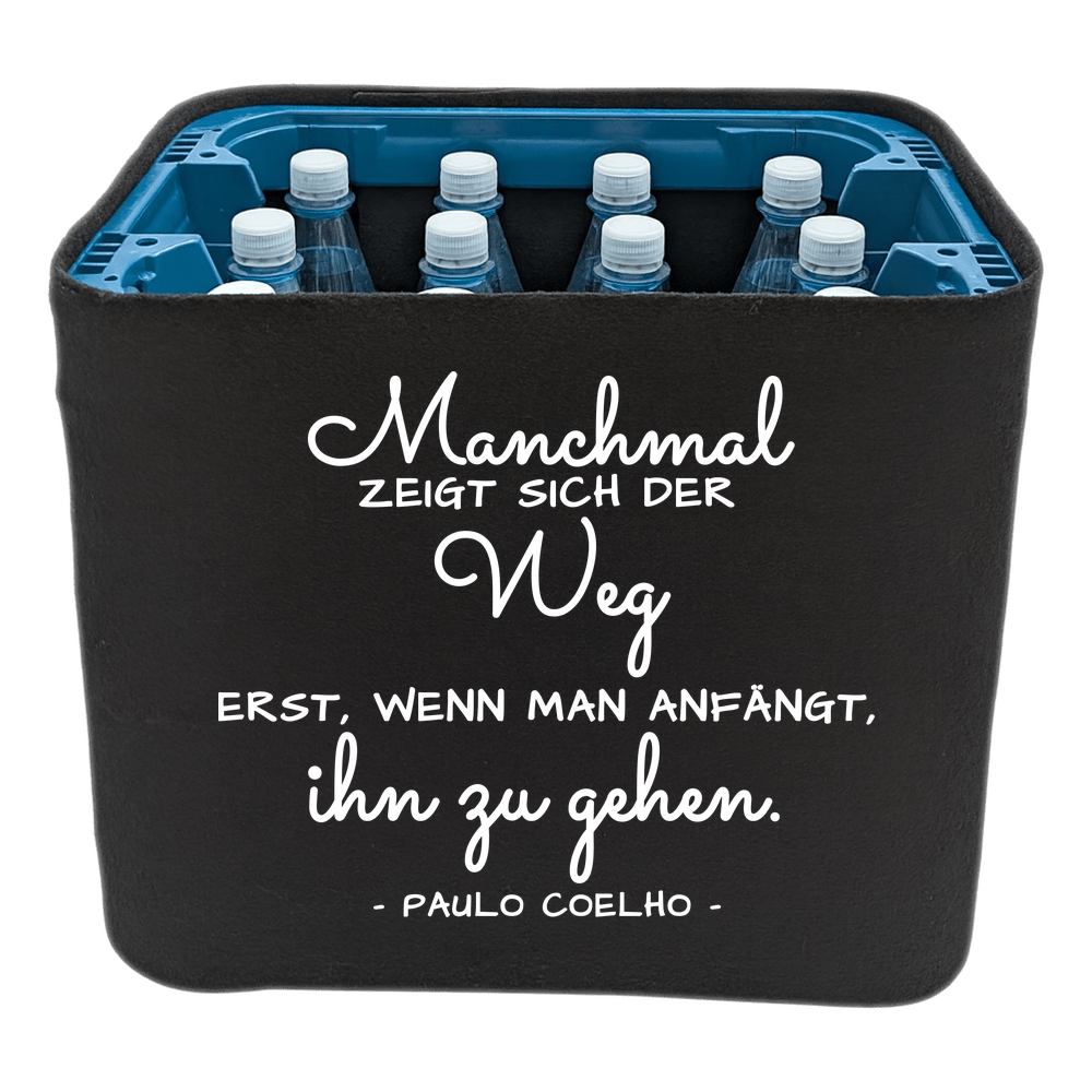 KistenBlende mit dem Spruch „Manchmal zeigt sich der Weg erst, wenn man anfängt, ihn zu gehen.“ – Wasserkiste 12 × 1 l PET