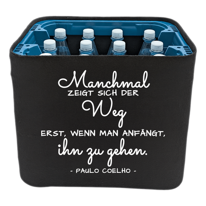 KistenBlende mit dem Spruch „Manchmal zeigt sich der Weg erst, wenn man anfängt, ihn zu gehen.“ – Wasserkiste 12 × 1 l PET