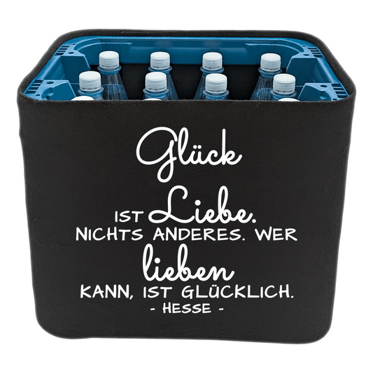 KistenBlende mit dem Spruch „Glück ist Liebe. Nichts anderes. Wer lieben kann, ist glücklich.“ – Wasserkiste 12 × 1 l PET