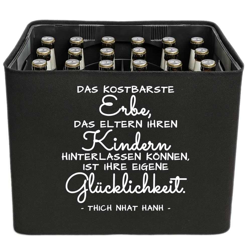 KistenBlende mit dem Spruch „Das kostbarste Erbe, das Eltern ihren Kindern hinterlassen können, ist ihre eigene Glücklichkeit.“ – Bierkasten 24 × 0,33 l und 20 × 0,5 l