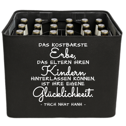 KistenBlende mit dem Spruch „Das kostbarste Erbe, das Eltern ihren Kindern hinterlassen können, ist ihre eigene Glücklichkeit.“ – Bierkasten 24 × 0,33 l und 20 × 0,5 l