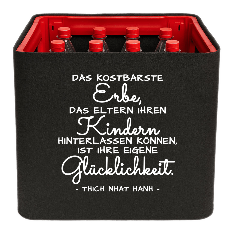 KistenBlende mit dem Spruch „Das kostbarste Erbe, das Eltern ihren Kindern hinterlassen können, ist ihre eigene Glücklichkeit.“ – Limonadenkiste 12 × 1 l PET