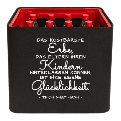 KistenBlende mit dem Spruch „Das kostbarste Erbe, das Eltern ihren Kindern hinterlassen können, ist ihre eigene Glücklichkeit.“ – Limonadenkiste 12 × 1 l PET