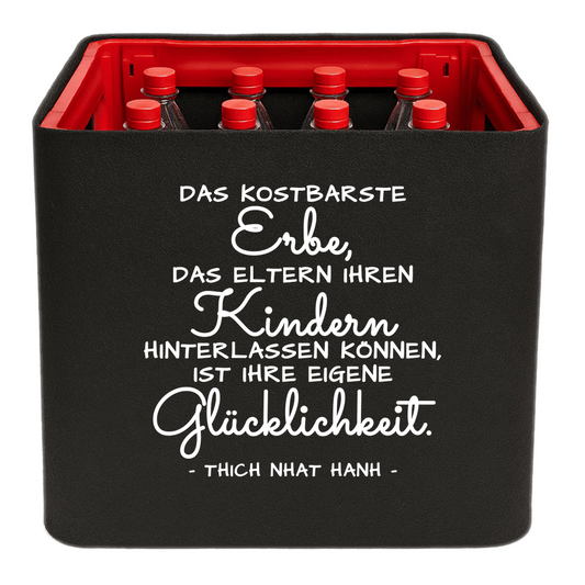 KistenBlende mit dem Spruch „Das kostbarste Erbe, das Eltern ihren Kindern hinterlassen können, ist ihre eigene Glücklichkeit.“ – Limonadenkiste 12 × 1 l PET