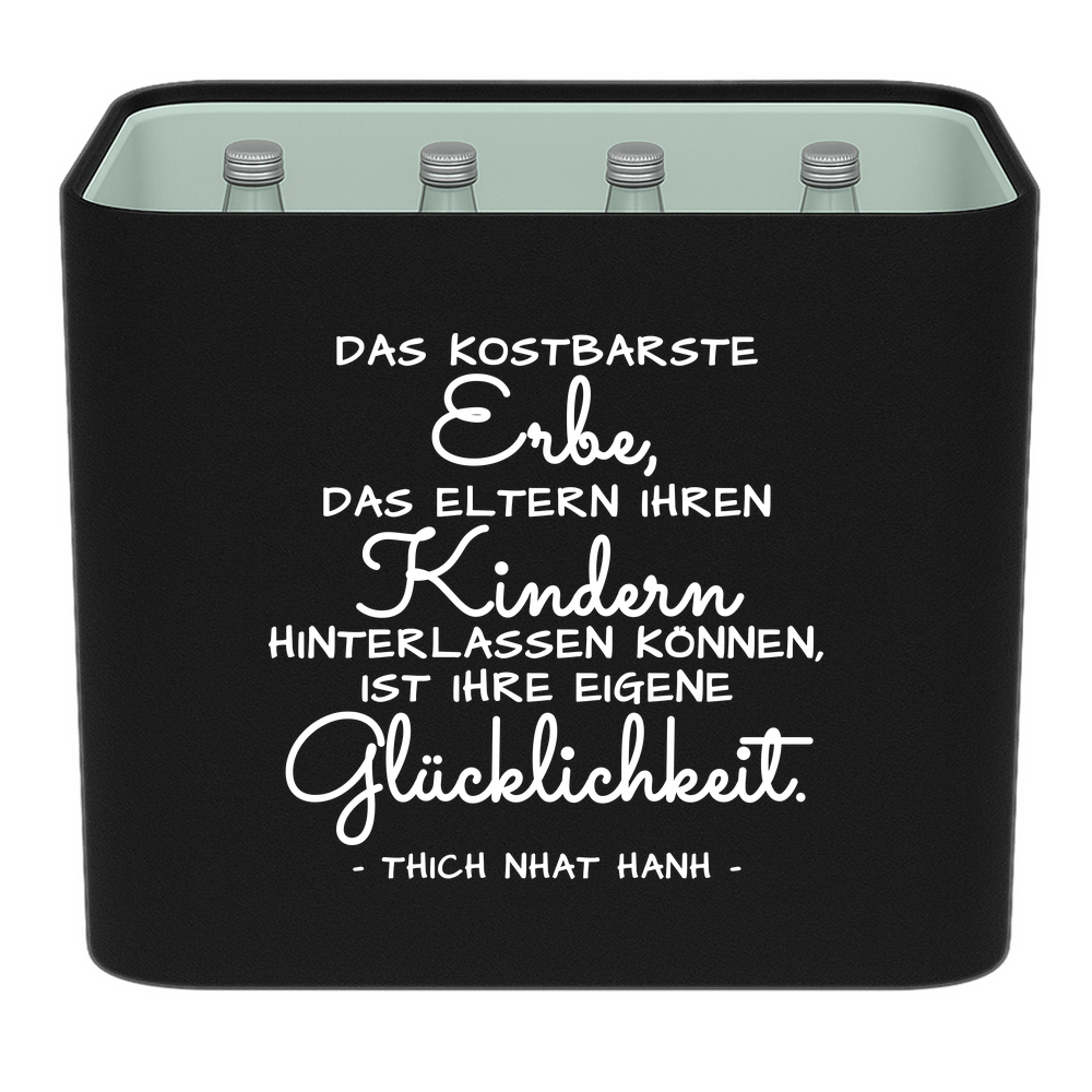 KistenBlende mit dem Spruch „Das kostbarste Erbe, das Eltern ihren Kindern hinterlassen können, ist ihre eigene Glücklichkeit.“ – Wasserkiste 12 × 0,75 l Glas