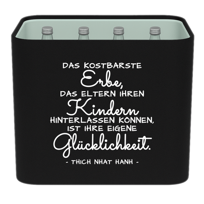 KistenBlende mit dem Spruch „Das kostbarste Erbe, das Eltern ihren Kindern hinterlassen können, ist ihre eigene Glücklichkeit.“ – Wasserkiste 12 × 0,75 l Glas