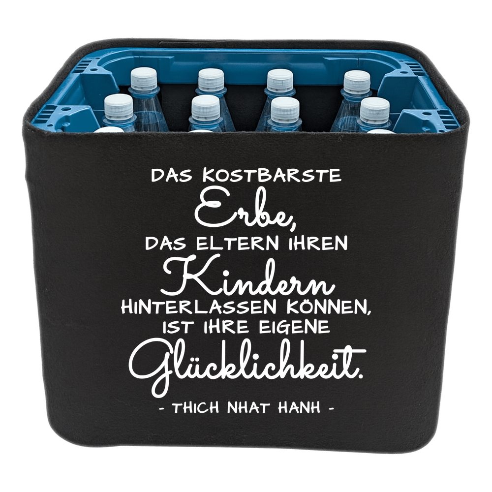 KistenBlende mit dem Spruch „Das kostbarste Erbe, das Eltern ihren Kindern hinterlassen können, ist ihre eigene Glücklichkeit.“ – Wasserkiste 12 × 1 l PET