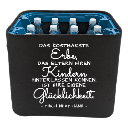 KistenBlende mit dem Spruch „Das kostbarste Erbe, das Eltern ihren Kindern hinterlassen können, ist ihre eigene Glücklichkeit.“ – Wasserkiste 12 × 1 l PET