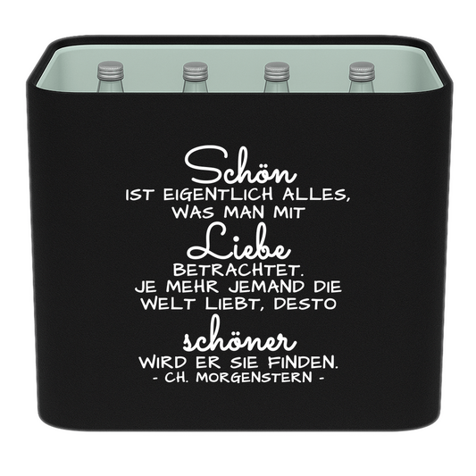 KistenBlende mit dem Spruch „Schön ist eigentlich alles, was man mit Liebe betrachtet. Je mehr jemand die Welt liebt, desto schöner wird er sie finden.“ – Wasserkiste 12 × 0,75 l Glas