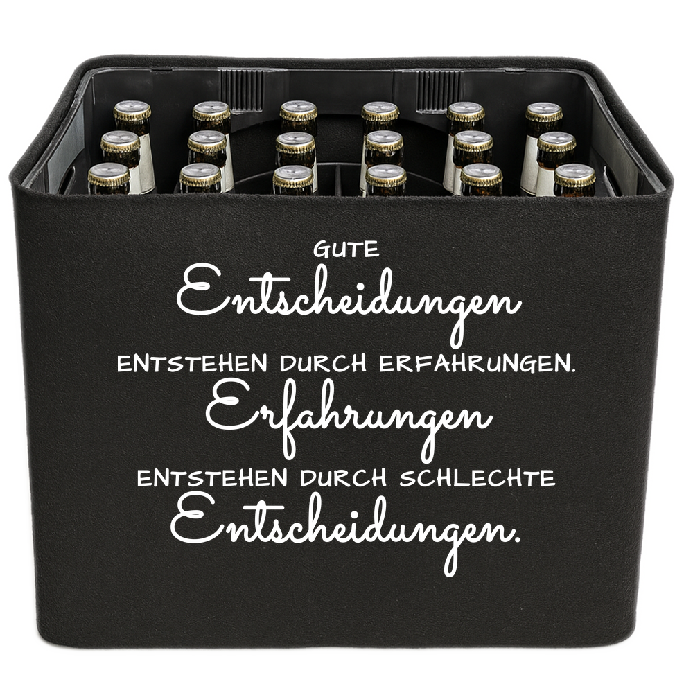 KistenBlende mit dem Spruch „Gute Entscheidungen entstehen durch Erfahrungen. Erfahrungen entstehen durch schlechte Entscheidungen.“ – Bierkasten 24 × 0,33 l und 20 × 0,5 l