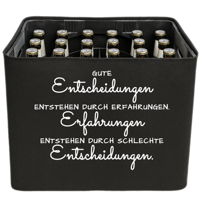 KistenBlende mit dem Spruch „Gute Entscheidungen entstehen durch Erfahrungen. Erfahrungen entstehen durch schlechte Entscheidungen.“ – Bierkasten 24 × 0,33 l und 20 × 0,5 l