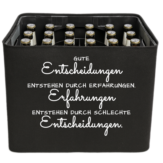 KistenBlende mit dem Spruch „Gute Entscheidungen entstehen durch Erfahrungen. Erfahrungen entstehen durch schlechte Entscheidungen.“ – Bierkasten 24 × 0,33 l und 20 × 0,5 l