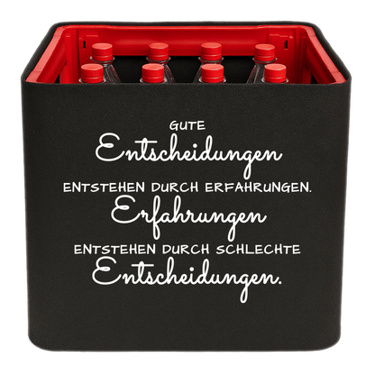 KistenBlende mit dem Spruch „Gute Entscheidungen entstehen durch Erfahrungen. Erfahrungen entstehen durch schlechte Entscheidungen.“ – Limonadenkiste 12 × 1 l PET