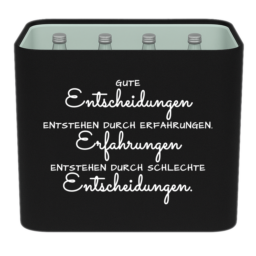 KistenBlende mit dem Spruch „Gute Entscheidungen entstehen durch Erfahrungen. Erfahrungen entstehen durch schlechte Entscheidungen.“ – Wasserkiste 12 × 0,75 l Glas