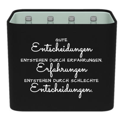 KistenBlende mit dem Spruch „Gute Entscheidungen entstehen durch Erfahrungen. Erfahrungen entstehen durch schlechte Entscheidungen.“ – Wasserkiste 12 × 0,75 l Glas