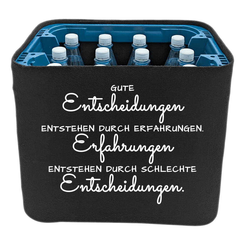 KistenBlende mit dem Spruch „Gute Entscheidungen entstehen durch Erfahrungen. Erfahrungen entstehen durch schlechte Entscheidungen.“ – Wasserkiste 12 × 1 l PET