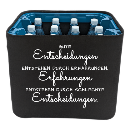 KistenBlende mit dem Spruch „Gute Entscheidungen entstehen durch Erfahrungen. Erfahrungen entstehen durch schlechte Entscheidungen.“ – Wasserkiste 12 × 1 l PET