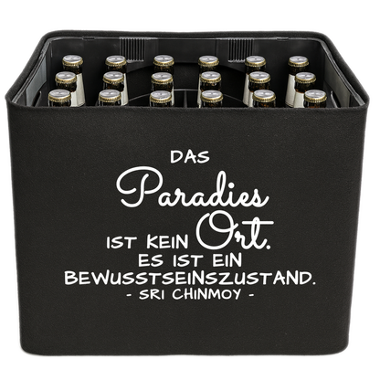 KistenBlende mit dem Spruch „Das Paradies ist kein Ort. Es ist ein Bewusstseinszustand.“ – Bierkasten 24 × 0,33 l und 20 × 0,5 l